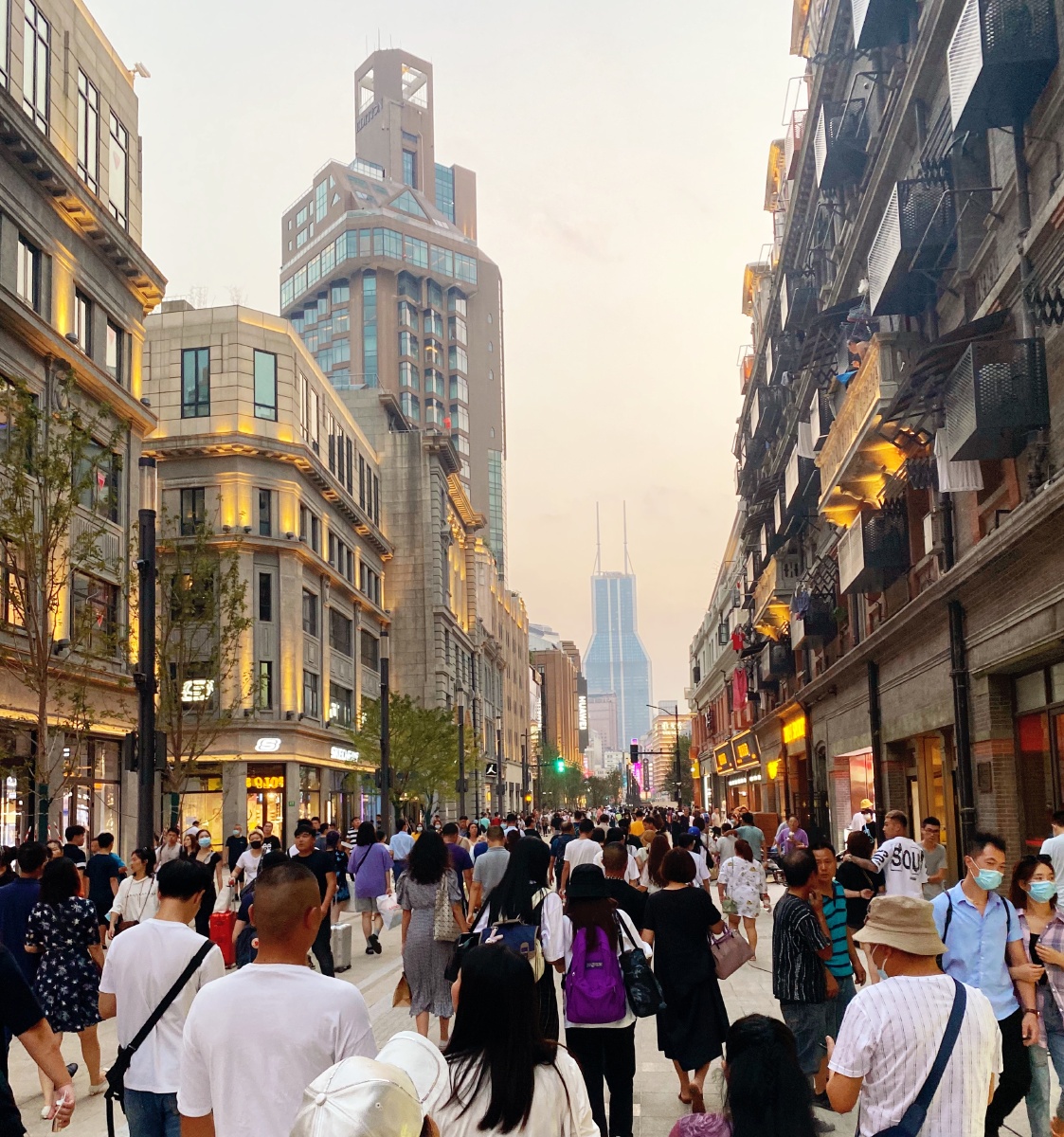 上海外滩熙熙攘攘的街道