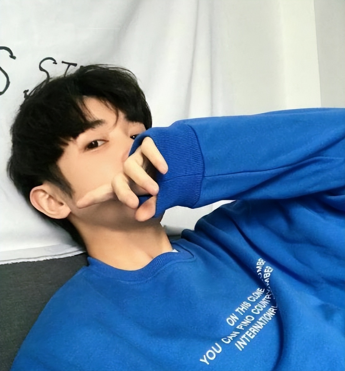 初中男生自认为"很帅"的行为,女生看来很土,希望你没中招