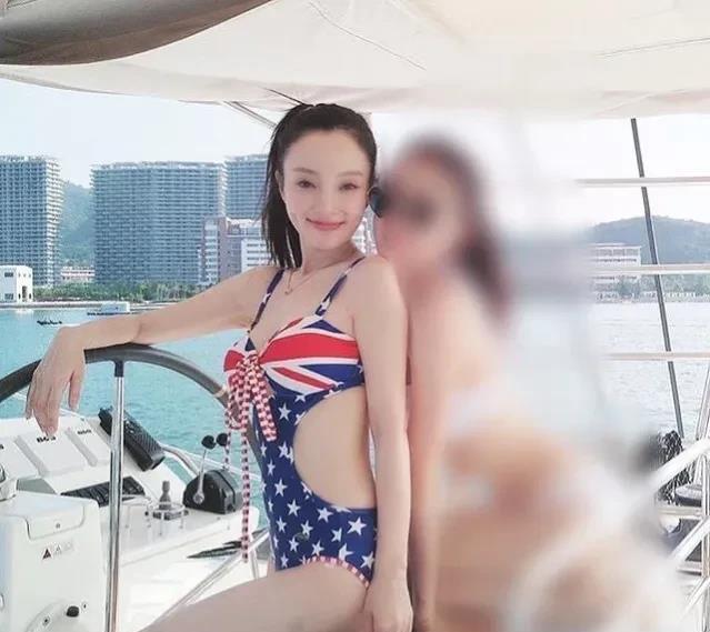 李小璐豪华游艇上身穿比基尼享受海风和日光浴.