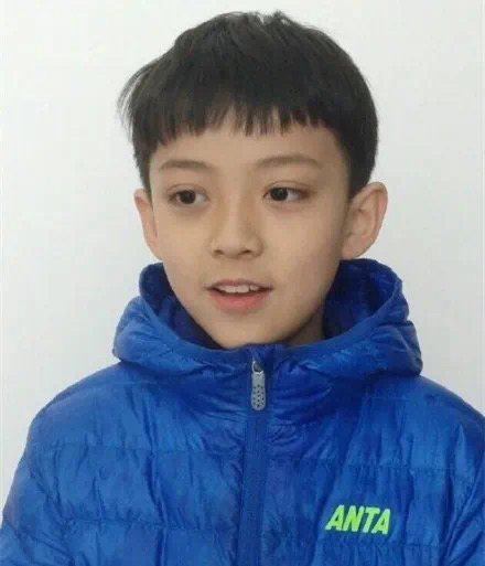 乖巧↓体感他还是更适合短发,坏一点的发型诶看他3月份湿发的照片↓帅