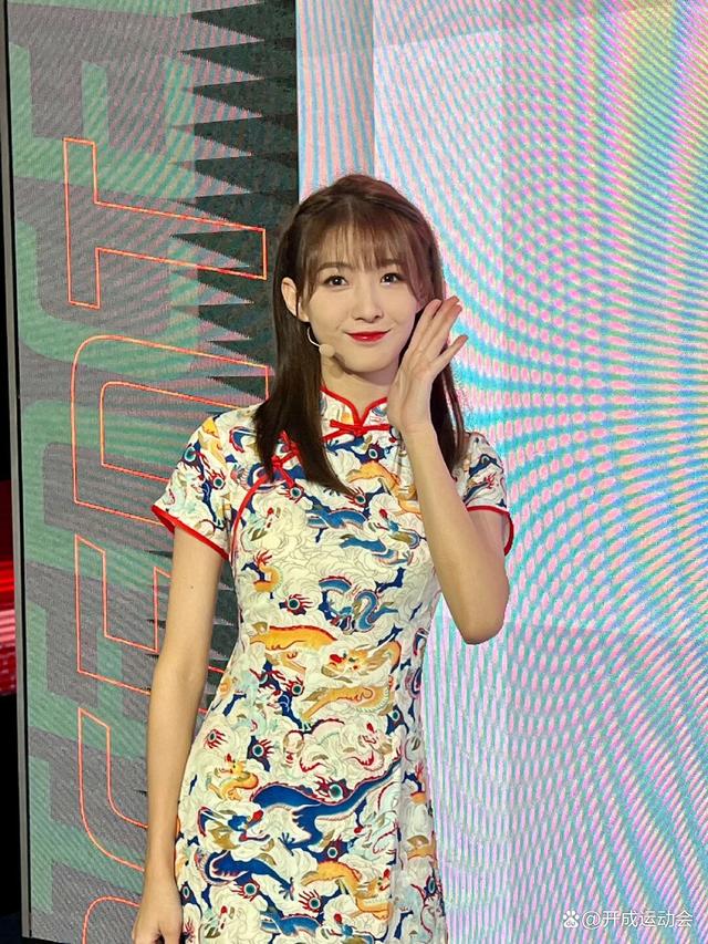 她是腾讯nba女主播一姐,雪儿身材傲人,颜值智慧并重,不输名模