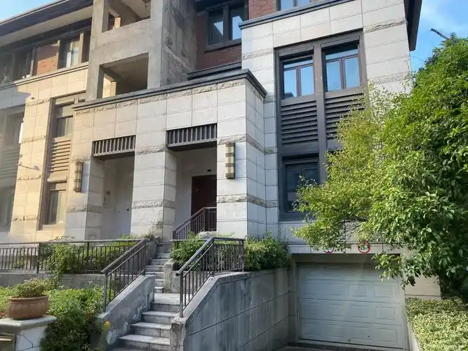 御龙山花园(别墅)5室3厅5卫375㎡南779万