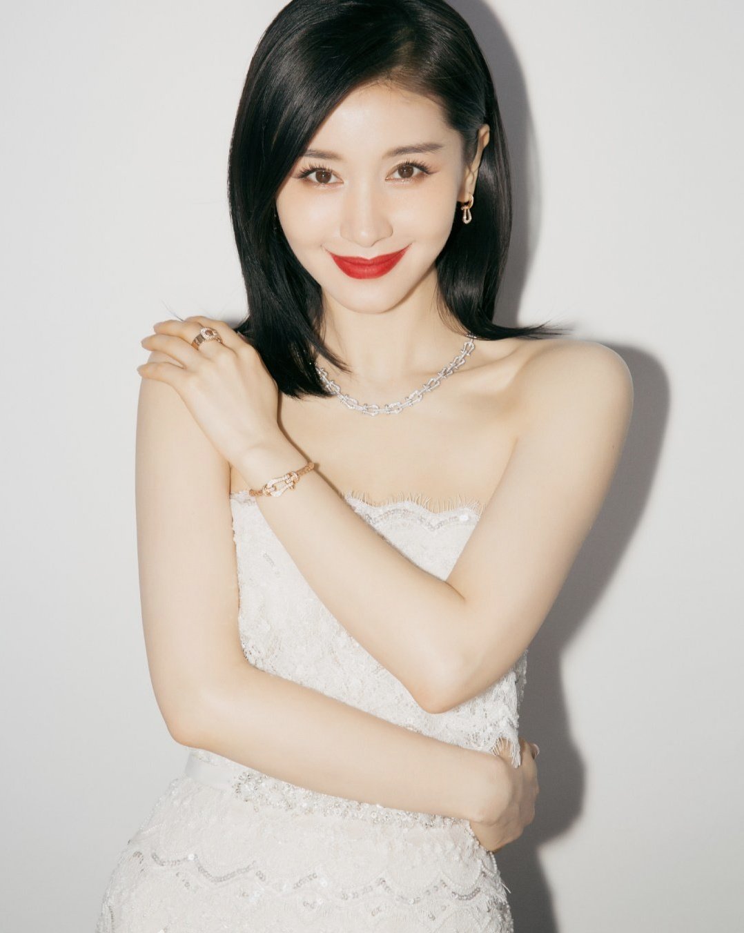 王子文真是绝美,身穿水晶蛋糕裙,层层白纱之上水晶钉珠点缀其间,红唇