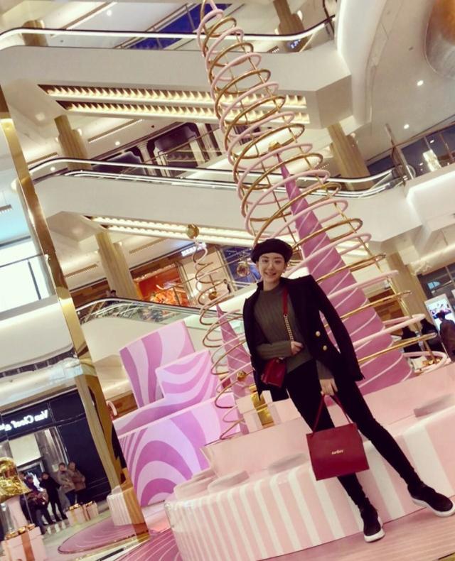 闺蜜晒照:方媛一身贵气在台下欣赏老公郭富城演出