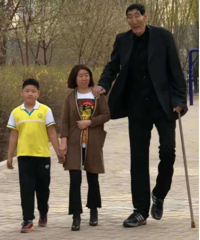 患巨人症鲍喜顺结婚医生不建议生娃但他们不怕生下小巨人