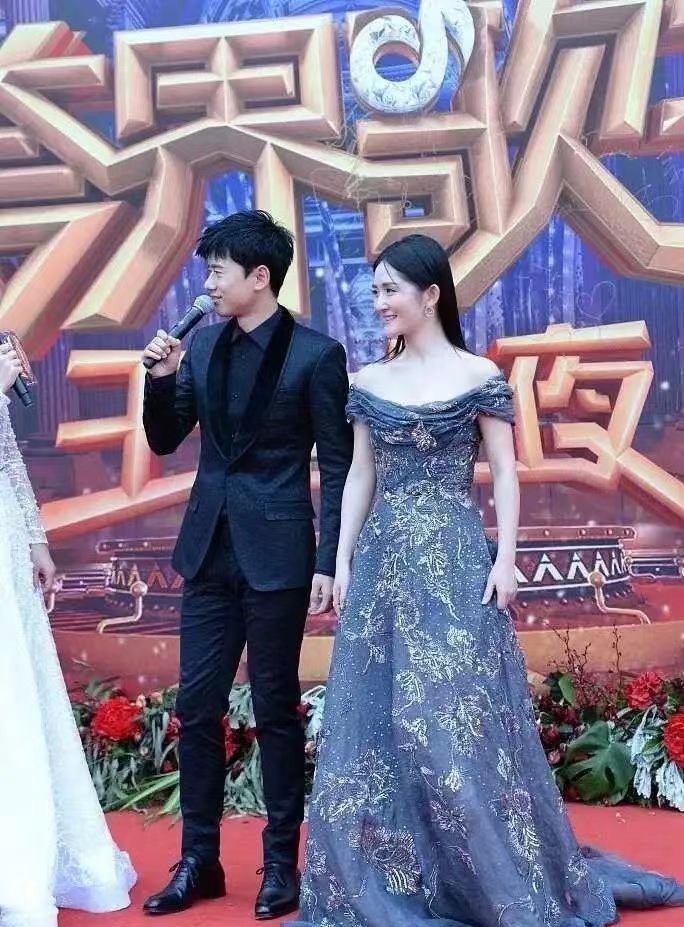 张杰与谢娜携手亮相红毯,两人真是引发热议.