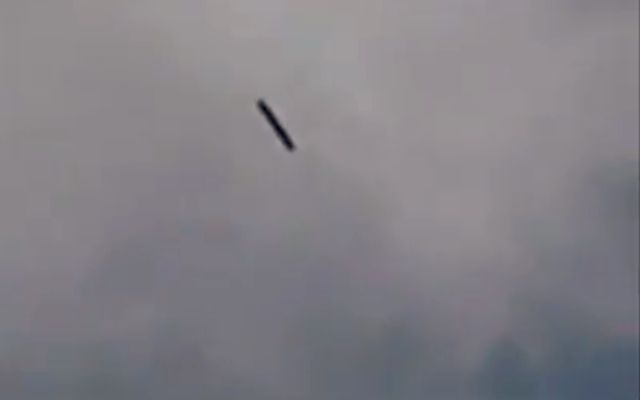 传说中的飞棍实拍悬停在空中的棍状ufo