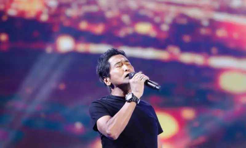 齐秦参加活动精神抖擞身材不输小鲜肉与美女合照避免肌肤碰触被称赞