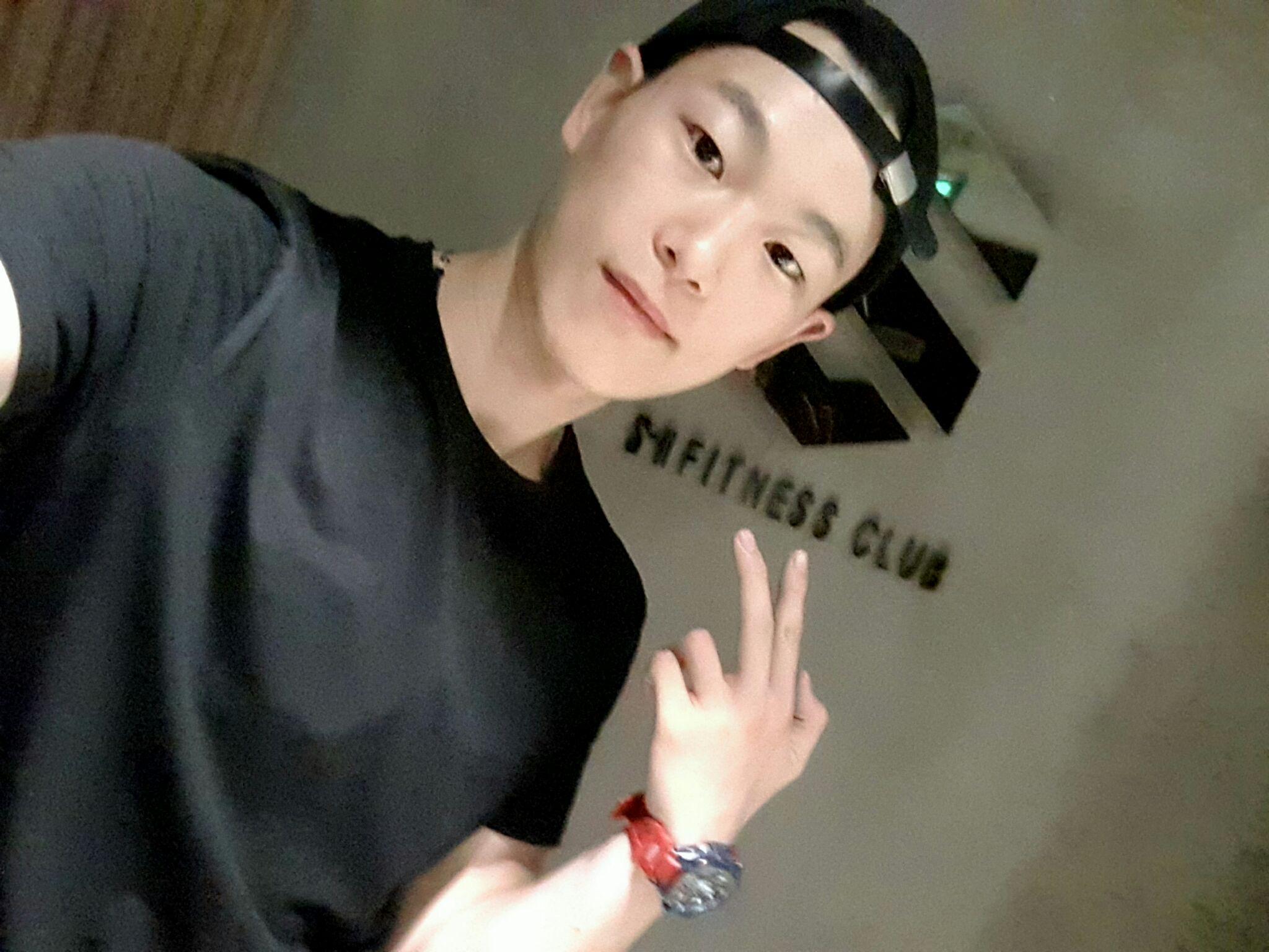 大圆脸,小眼睛,单眼皮的男生适合什么发型和眼镜?没法整容?