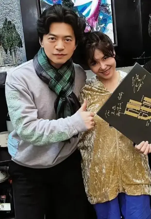 50岁李健带娇妻国外约会!结婚25年膝下无子,夫妻青梅竹马感情好