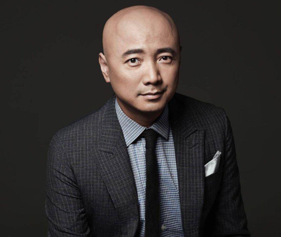 娱乐圈数位光头明星,年轻时茂密的回忆,你还记得几个?_徐峥_葛优_表演