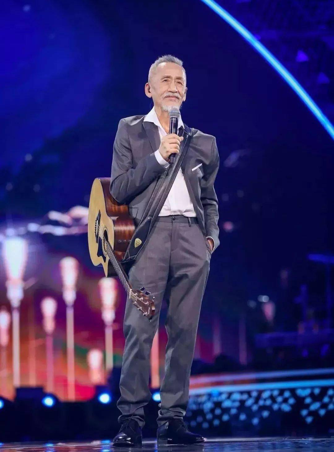 陈彼得他站在台上就是一种感动