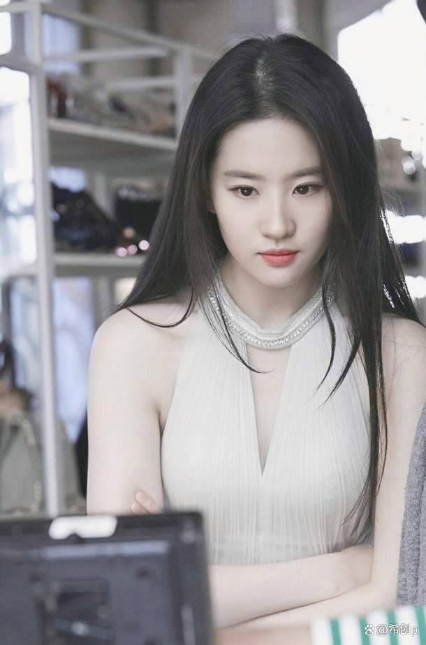 在娱乐圈中,美貌与才华并重的女星数不胜数,但能够让人一见倾心,难以