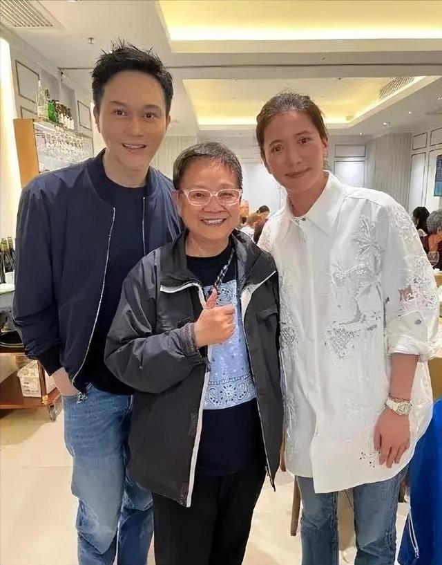 袁咏仪刚出50就"断崖式"变老,素颜憔悴像大妈,老公却是帅小伙