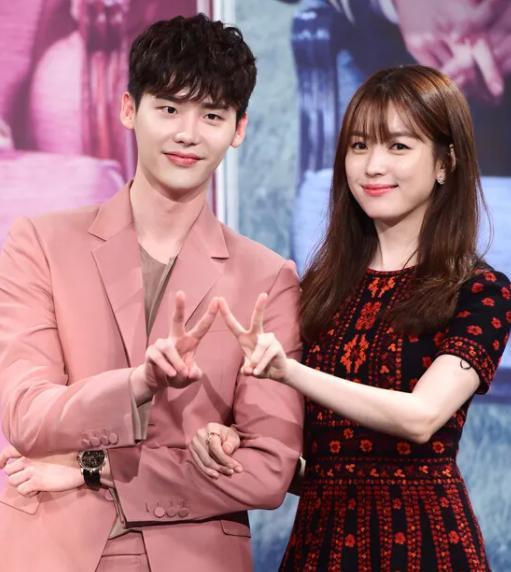 自己想告诉她喜欢她很久,疑似是指女朋友iu,前段时间iu还参加了李钟硕