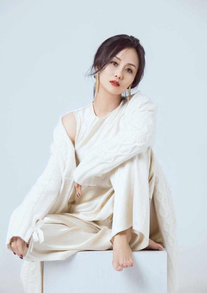 "国民妈妈"李颖秀身材,连衣裙穿出蚂蚁腰,手拿五位数包包超豪_时尚