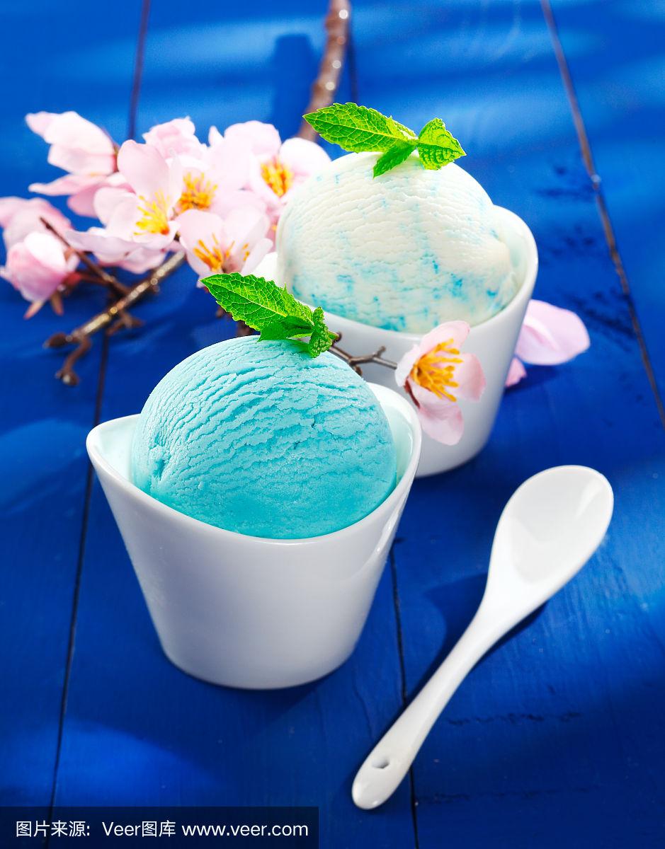 清爽的意大利蓝色冰淇淋