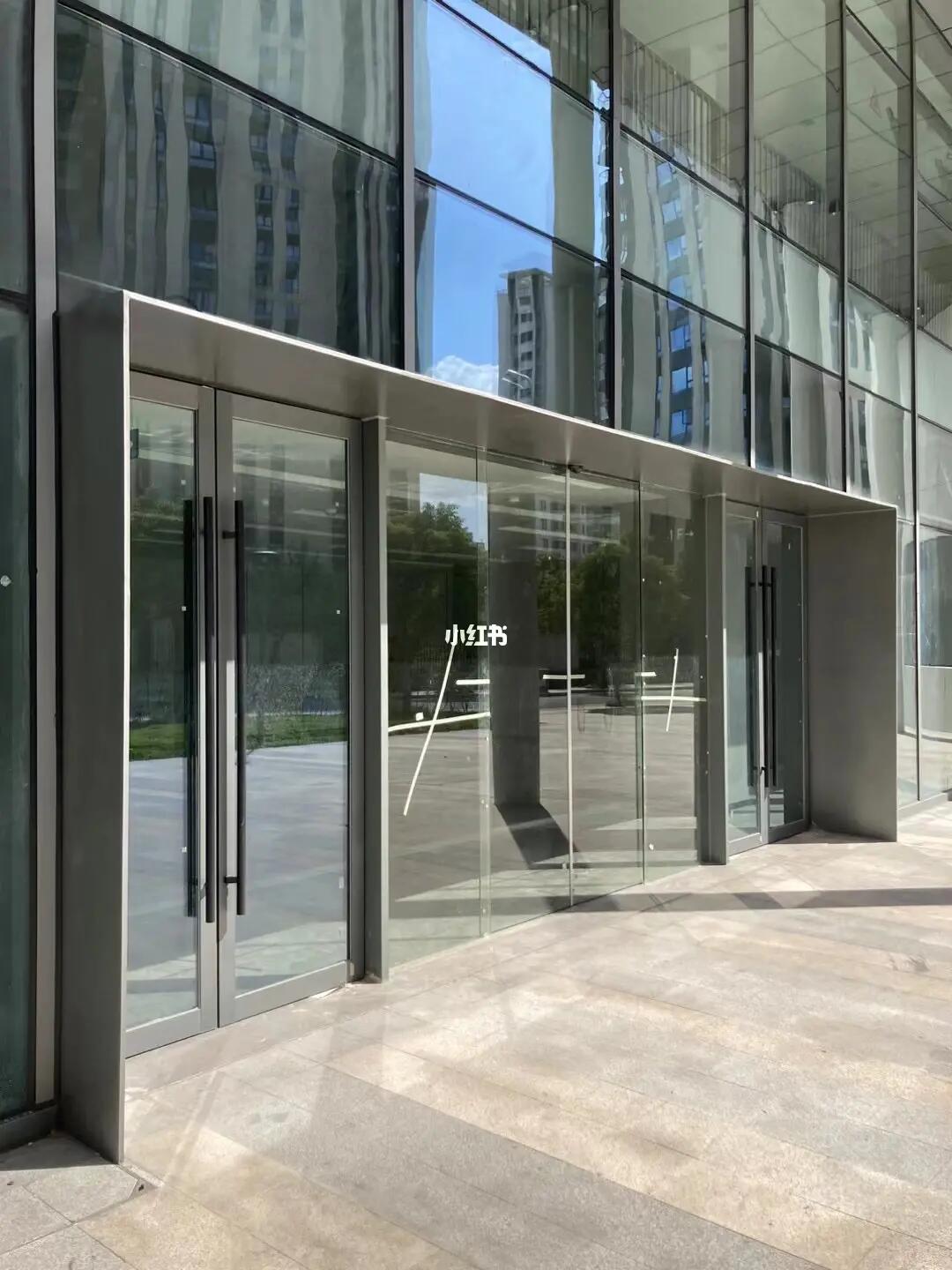 无框双开自动门带有框地弹簧边门