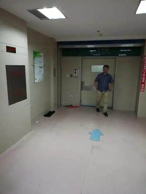 手术室门前在焦急的等待爱豆出生.