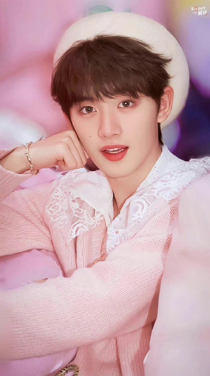 丁程鑫晒粉色毛衣随拍##丁程鑫贝雷帽随拍