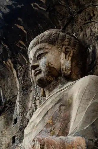 中国河南洛阳龙门石窟佛像的头部特写