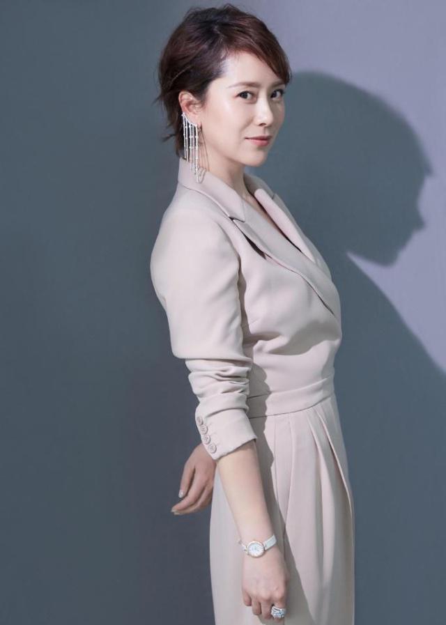 43岁海清也太好看了,连身裤穿出高级感,这才是成熟女人的模样!