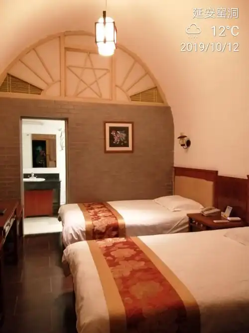 2019年10日12日三年后再次来到延安,了却住窑洞的心愿,窑洞宾馆依山而