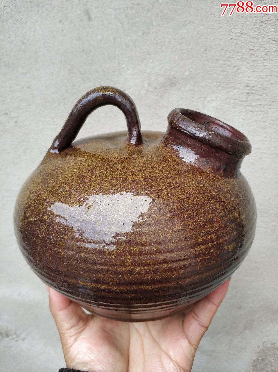 全品陶器夜壶,高15厘米,直径15厘米