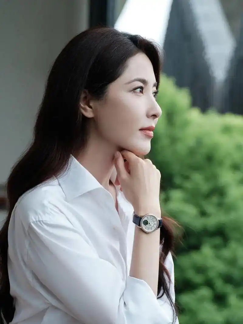 邂逅绮丽星河 演绎怦然心动.演员曾黎佩戴中国大陆首发款全新积 - 抖