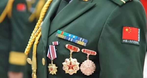 可着按军队规定个人留存的服役期间装备的制式服装(以