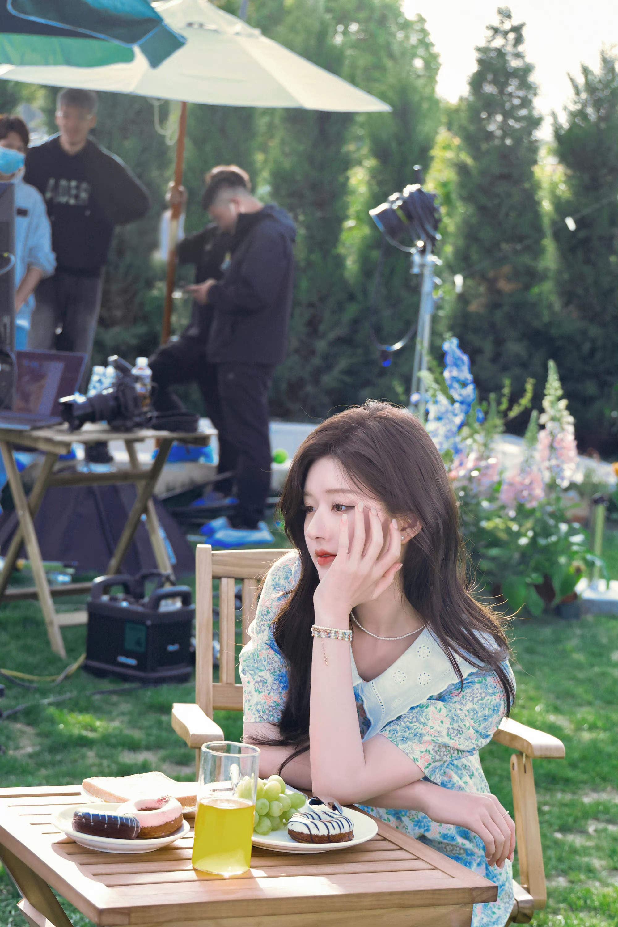 赵露思花园写真蓝色泡泡袖碎花裙甜美可爱青春洋溢