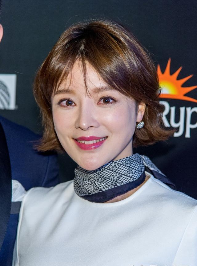 央视女主播胡蝶近照,高低身体诱人,但面部变形了