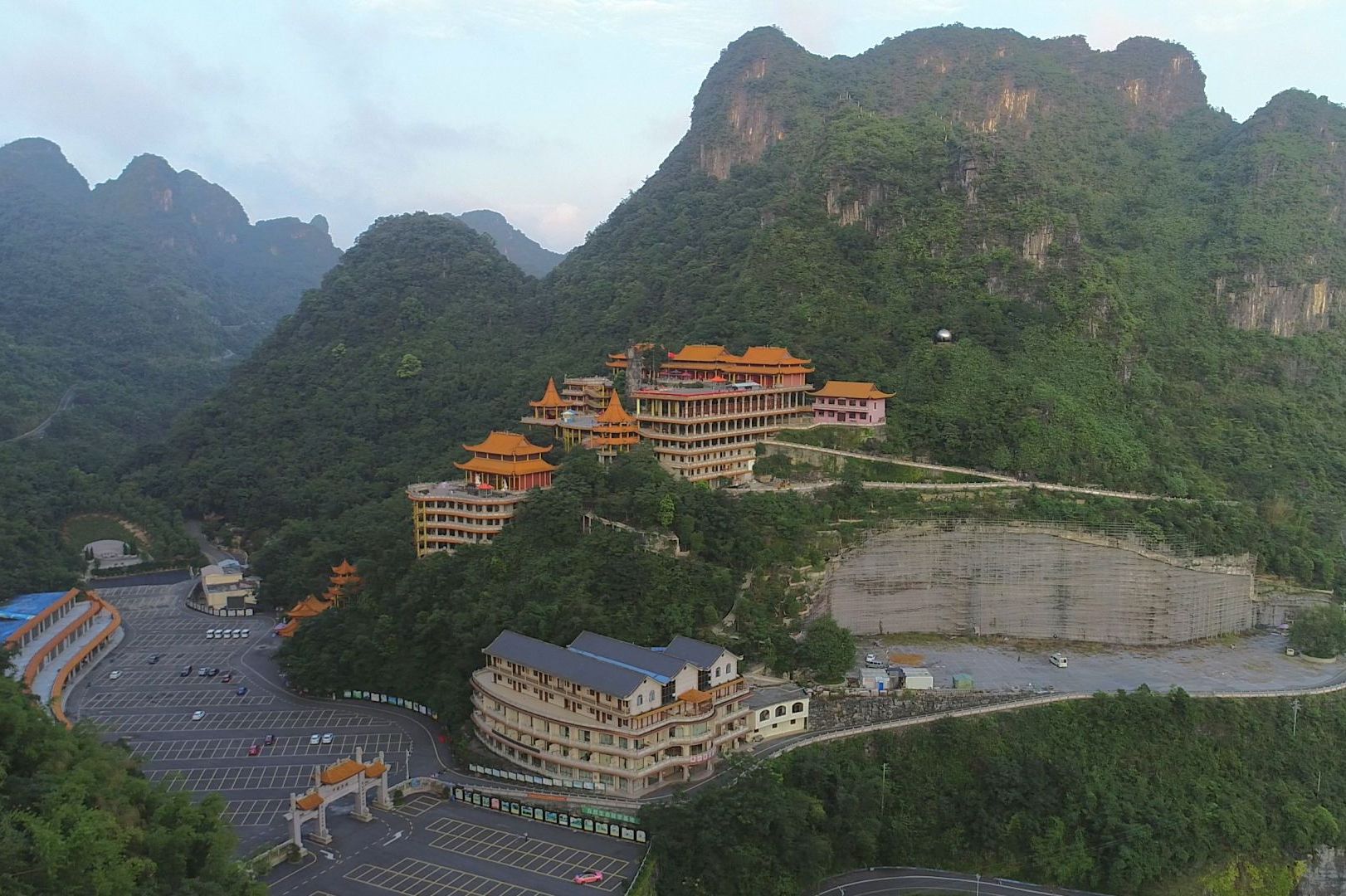 航拍广西南宁马山县弄拉风景区占了半座山的金刚普陀寺值得一游