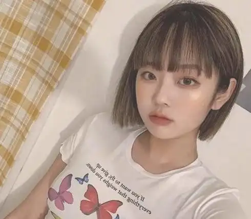 圆脸适合的短发直发发型,脸小遮肉又减龄