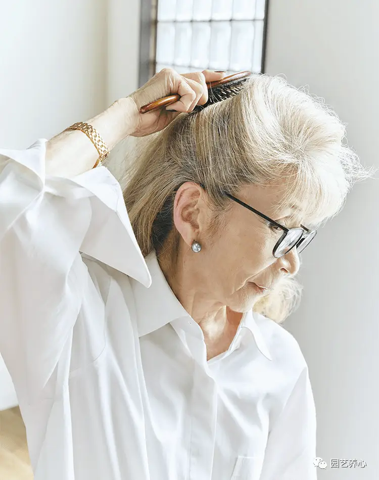夕阳红|84岁的化妆师告诉你如何做一个白发酷老太_幸子_美容_发型