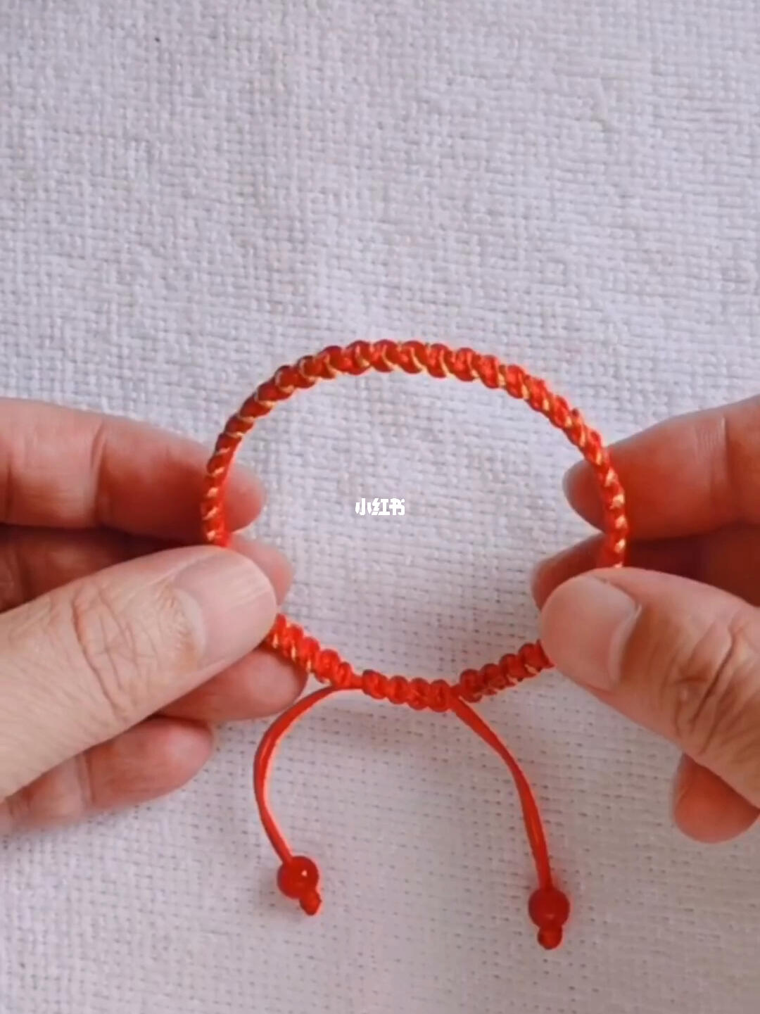 锦鲤红绳手链如何编