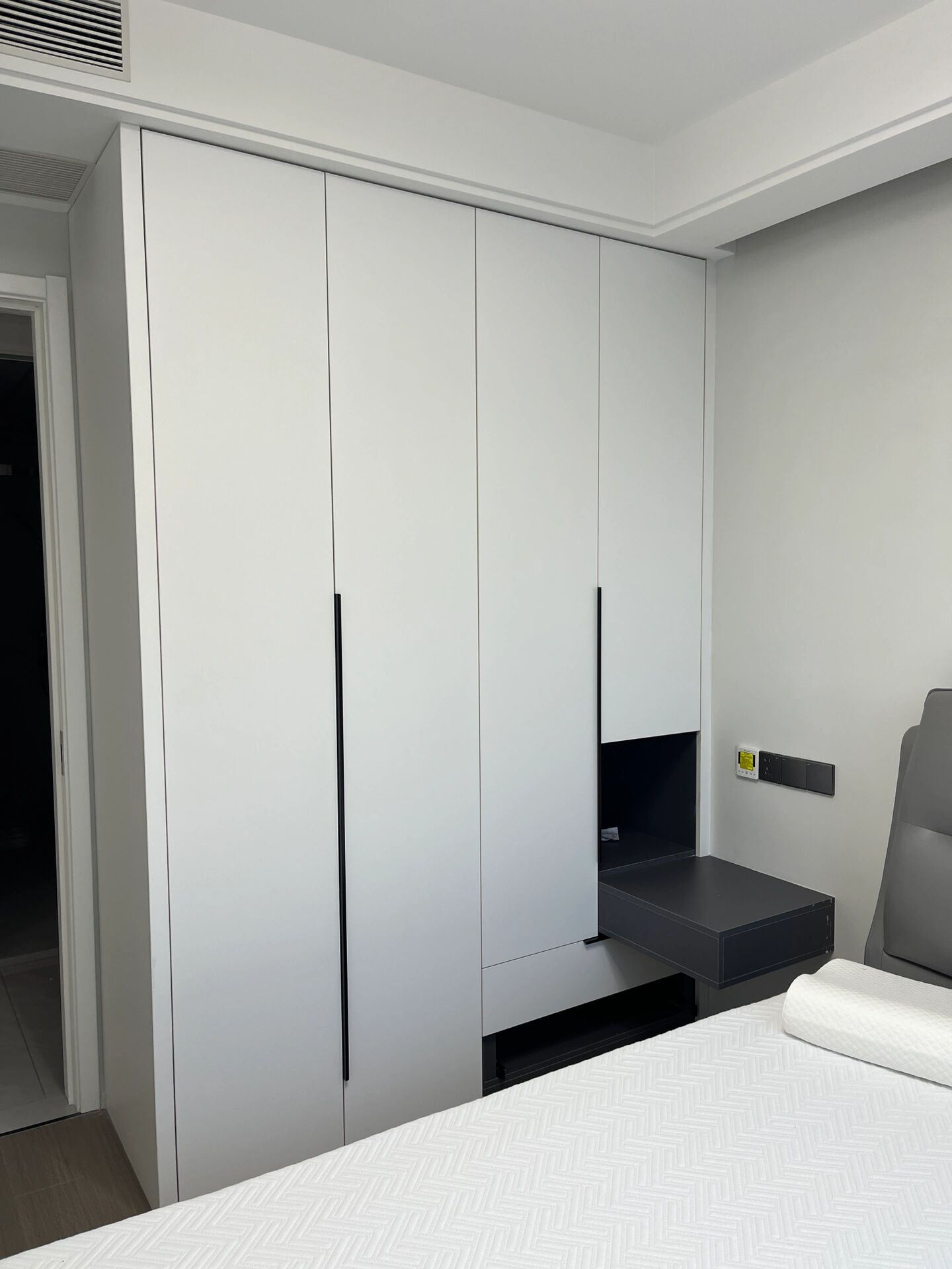 柜门,把膜全撕了,墙壁做的烟灰色艺术漆,好看多了,图片是开了灯的效果