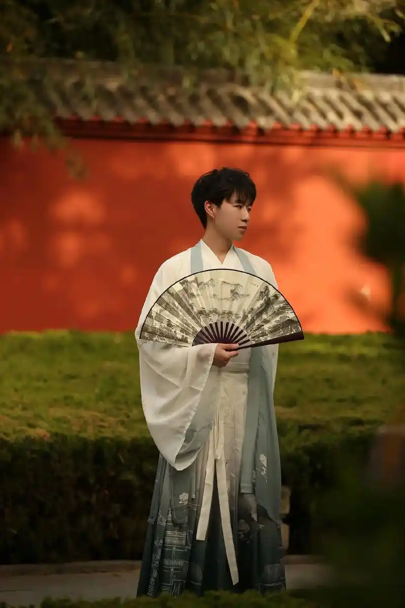 青衫烟雨客,似是故人来.#汉服 #古装 #汉服写真 #男生汉 - 抖音