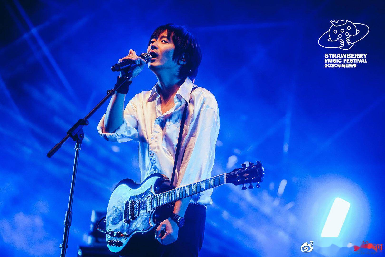 新裤子乐队主唱彭磊难能可贵的是,最恨别人拿手机听音乐的彭磊,也顺应