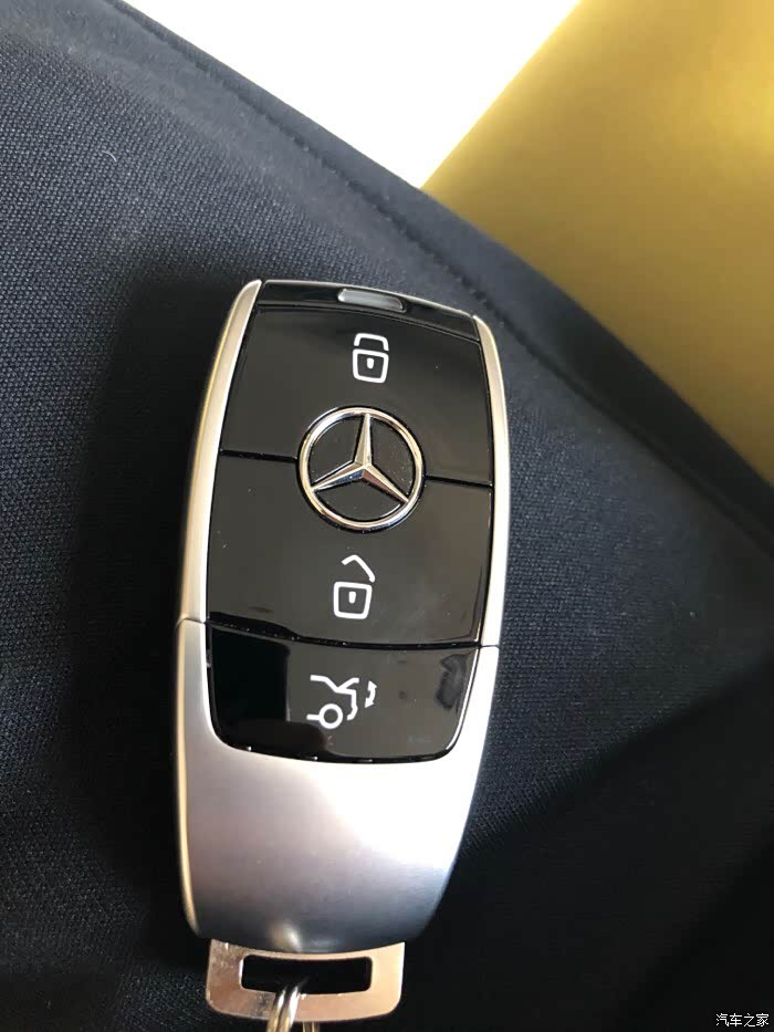 刚提的奔驰e200l四驱就是这钥匙