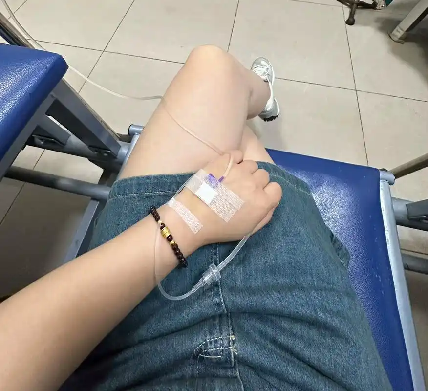 女孩子自己去输液的时候,要记住最好扎左手,记得要穿裙子