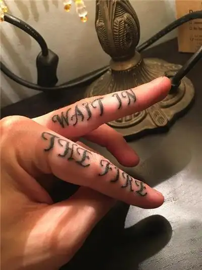 男生手指上花体英文纹身图片