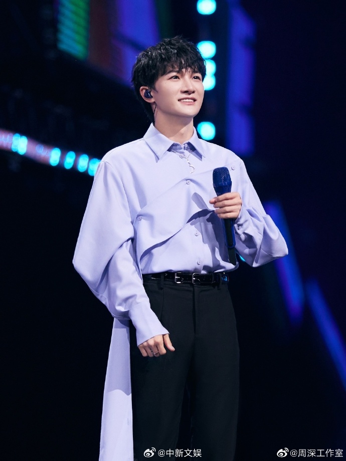 周深演唱会来了##周深深深感谢你9周年演唱会
