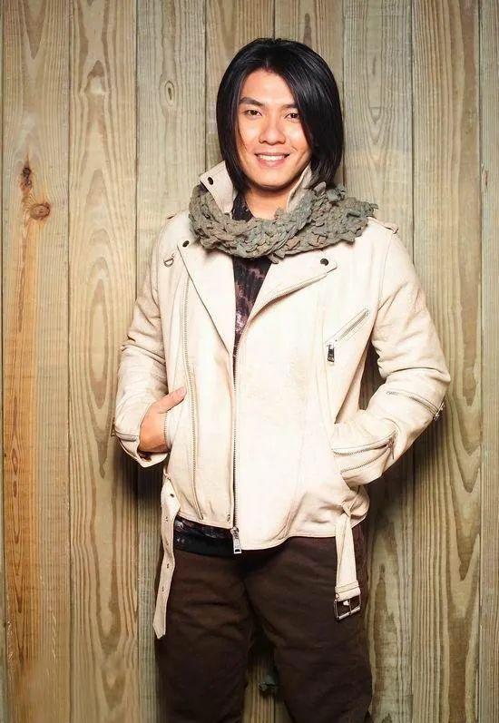 被称作低配郑伊健,大概是他的颜巅