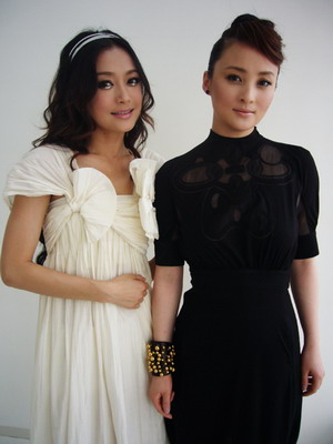 组图蒋勤勤秦岚黑白配影视风云盛典大秀身材