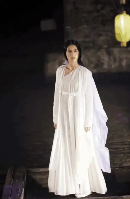 杨紫在《天乩之白蛇传说》中饰演的白夭夭其原型也是白素贞,这部剧