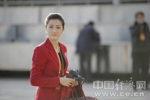 十八大花絮:美女记者爱红装(组图)_新闻台_中国网络电视台