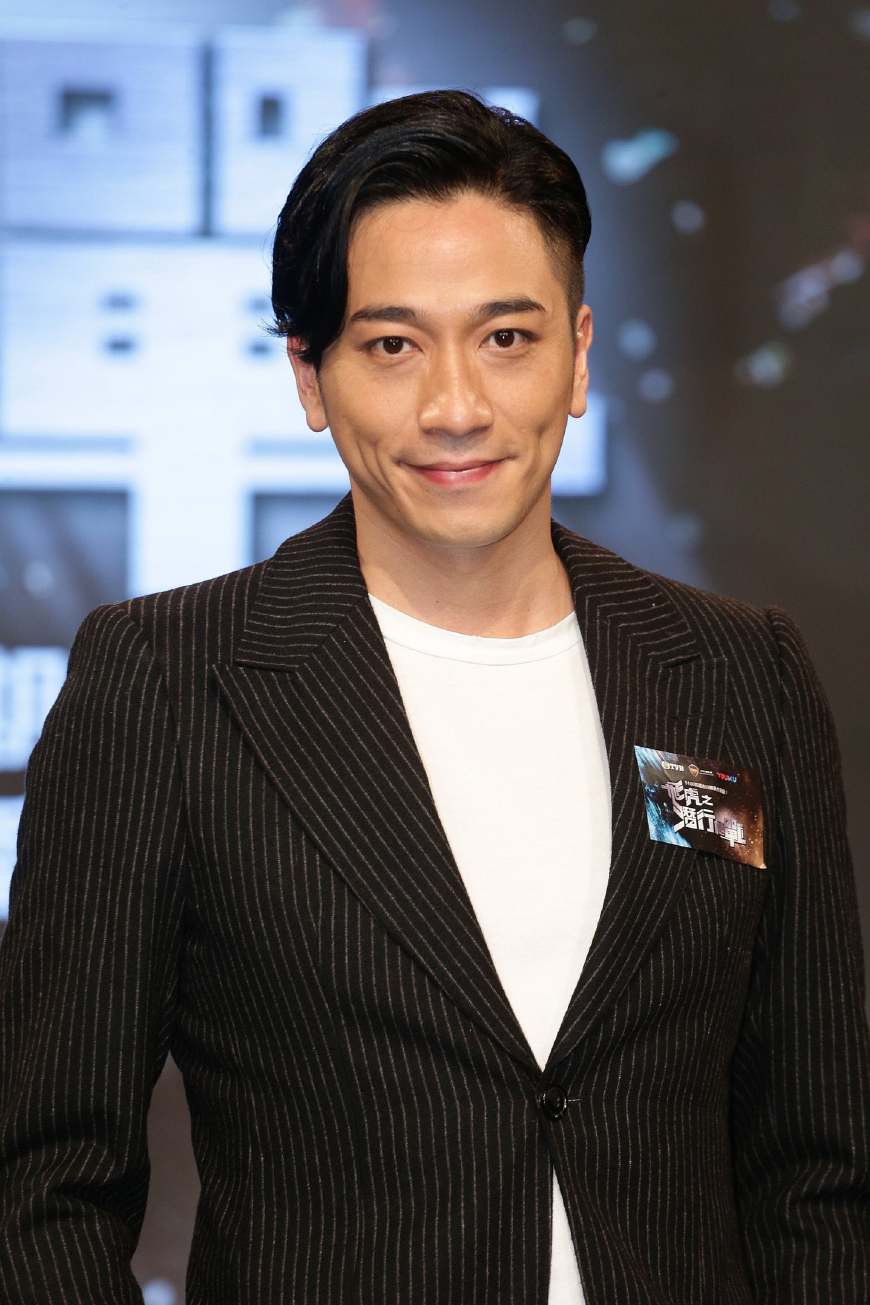 吴卓羲小时候眼好大啊!加上头发长过耳朵,有几分像女生,都挺可爱的!