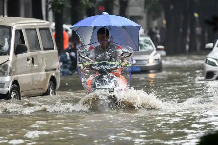 暴雨突降郑州 道路被淹开启"看海模式"
