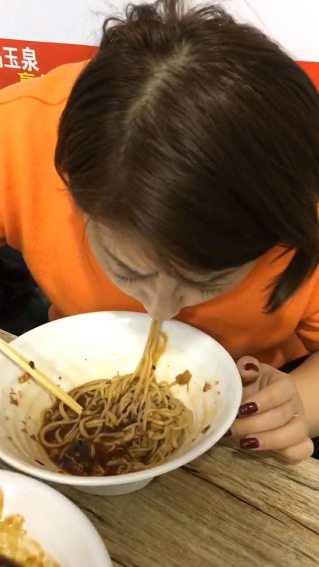 小红帽和女朋友一起吃饭,没想到女朋友竟然这样对他